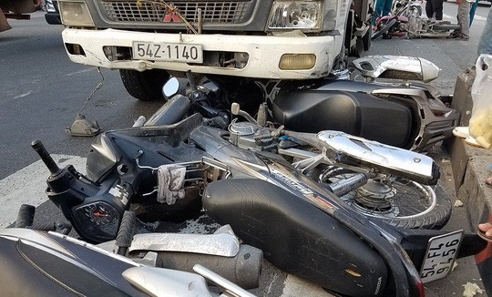 TP HCM: Xe tải tông xe máy văng la liệt, nhiều người bị thương