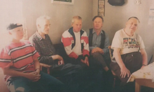 &Ocirc;ng Hjukstrom (thứ hai từ phải qua) thỉnh thoảng về Thuỵ Điển thăm người nh&agrave;. Ảnh: CBC.