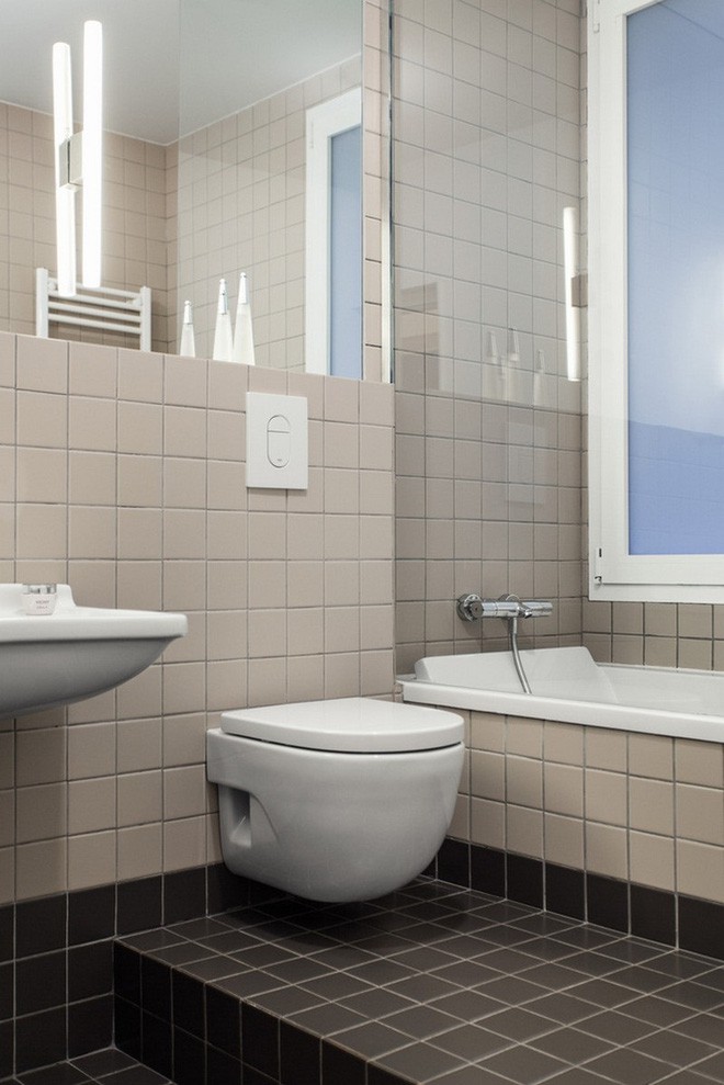 Nhà vệ sinh cũng khá sạch sẽ, tinh tươm.