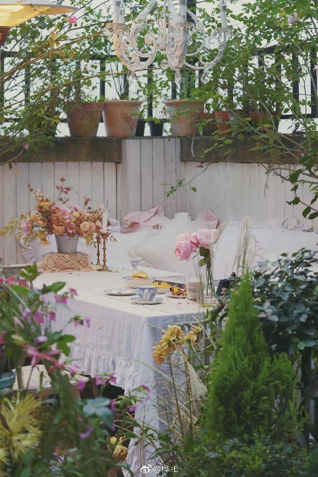 Góc ăn uống lãng mạn theo phong cách đồng quê Pháp.