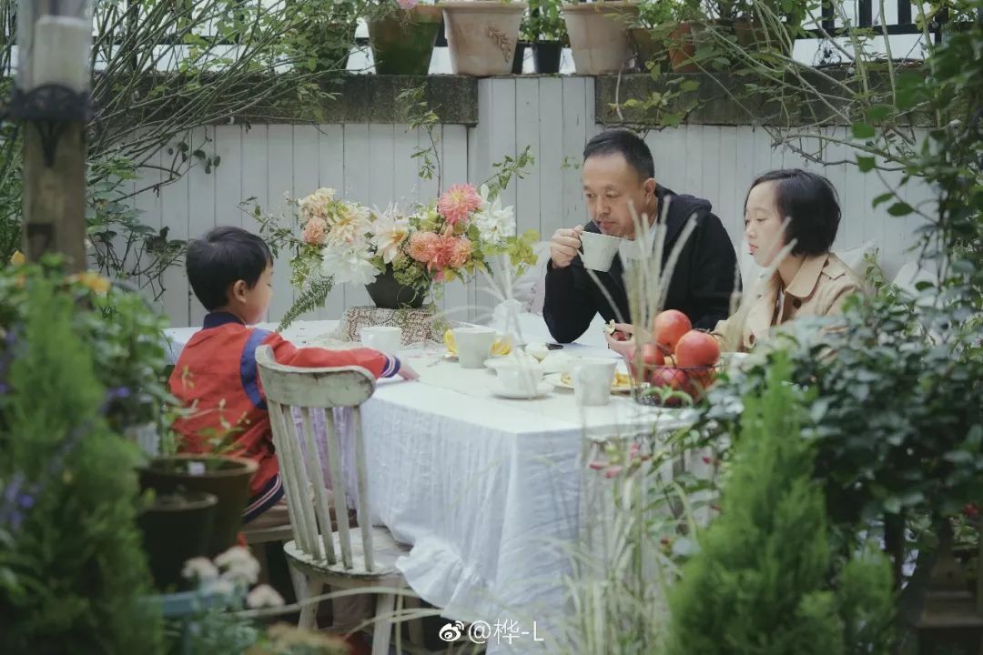 Buổi tối, khu vườn càng thêm lung linh bởi màu sắc của bàn ghế, đồ trang trí và ánh sáng dịu dàng.