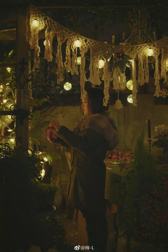 Buổi tối, ban công thêm lung linh sắc màu.