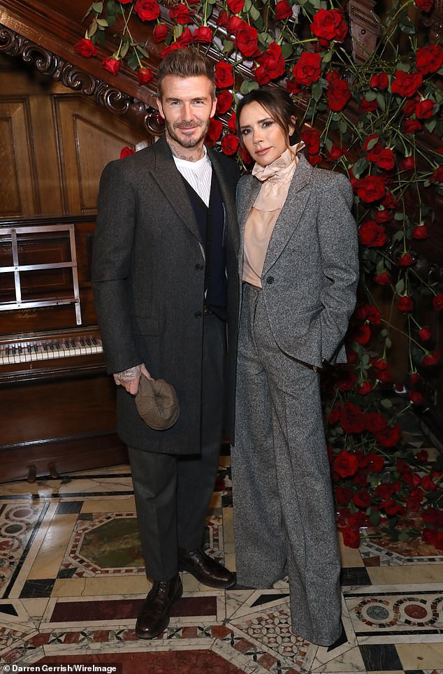 Vợ chồng David Beckham vui vẻ chụp hình chung.