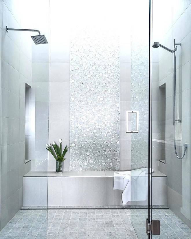 Nhờ những phụ kiện lấp lánh trong nhà tắm mà vẻ sang chảnh được tăng lên level max rồi.