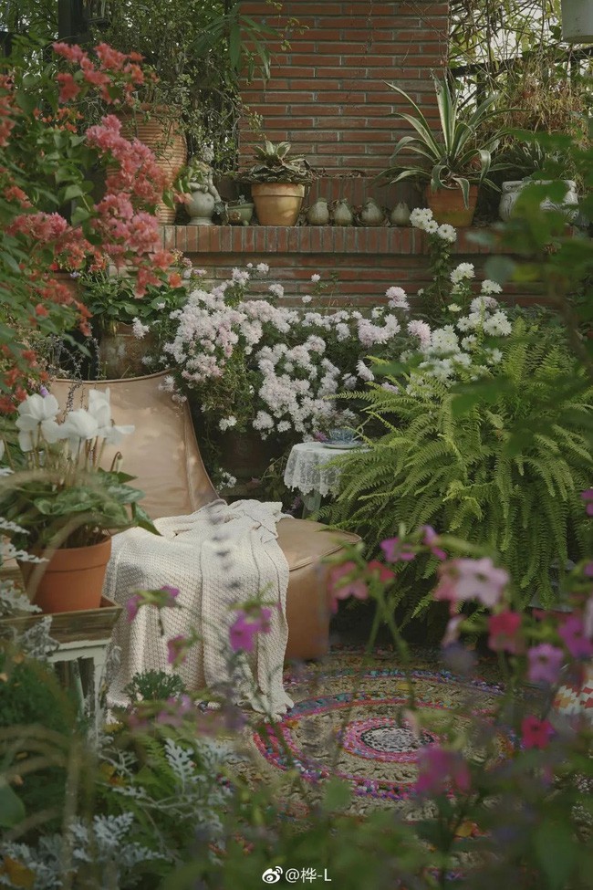 Góc nhỏ đầy mê hoặc với thảm nhiều sắc màu.