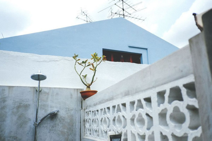 Nhà tắm ngoài trời mang phong cách nhiệt đới.