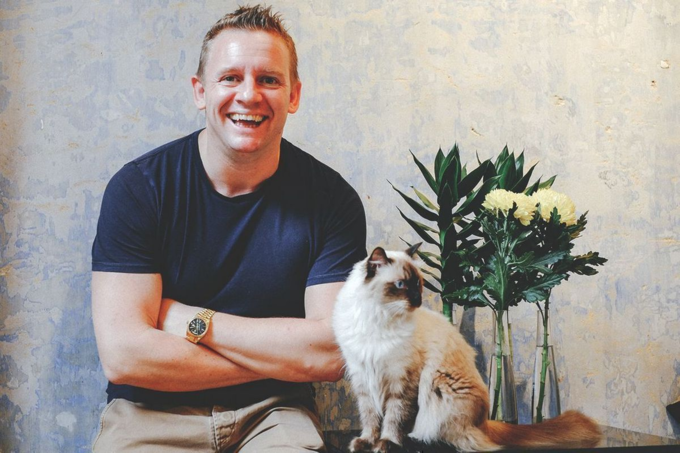 Cuộc sống ở chung cư ngày trước không phù hợp với những người phương Tây muốn hòa nhập với văn hóa của người dân địa phương. Nếu bạn sống ở một đất nước khác, bạn phải xuống đường và gặp gỡ mọi người. Lúc sống trong căn hộ chung cư, chúng tôi thậm chí không biết những người sống cùng tầng với mình. Còn bây giờ, chúng tôi có thể đi bất cứ đâu, khám phá và hòa nhập, chủ nhân của căn nhà nói.