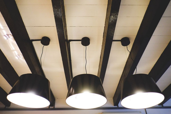 Thay vì đèn chùm cầu kỳ, Matthew sử dụng hệ thống đèn ba với ánh sáng trắng, làm cho ngôi nhà cũ kỹ trở nên mới mẻ.