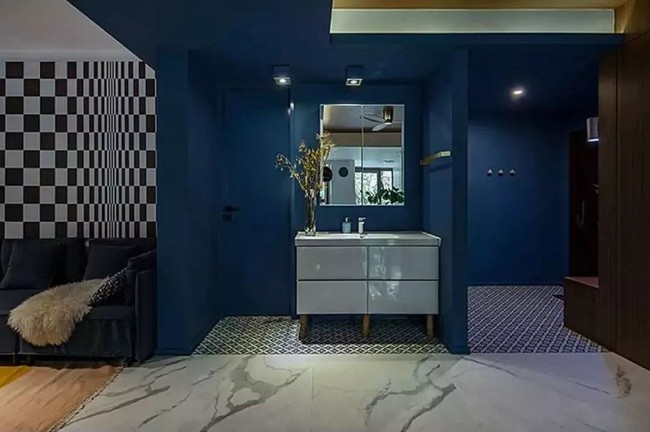 Không gian sống được lựa chọn decor sắc màu vô cùng táo bạo.