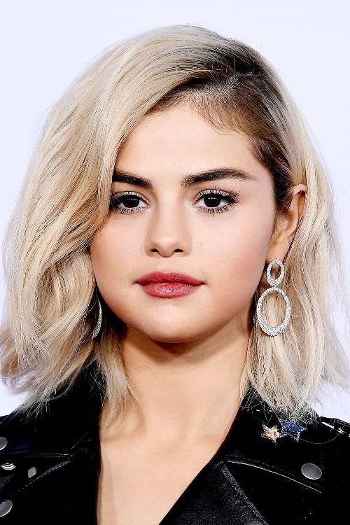 Khuôn mặt tròn trịa, đáng yêu của nữ ca sĩ Selena Gomez trở nên nhỏ nhắn hơn hẳn nhờ kiểu tóc lob uốn xoăn rối, mái rẽ ngôi