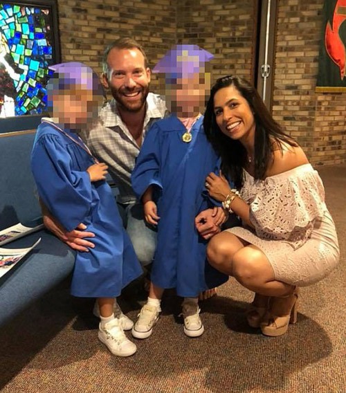 William Brian Stillwell b&ecirc;n vợ v&agrave; hai con trước khi cuộc h&ocirc;n nh&acirc;n của họ trục trặc. Ảnh: Facebook.