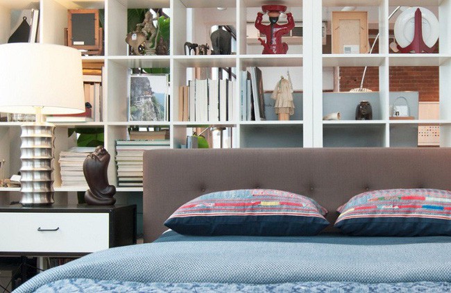 Chủ nhân của ngôi nhà này đã thiết kế thêm một bức tường đặc biệt là tủ sách để tạo cảm giác phòng ngủ được riêng tư hơn.