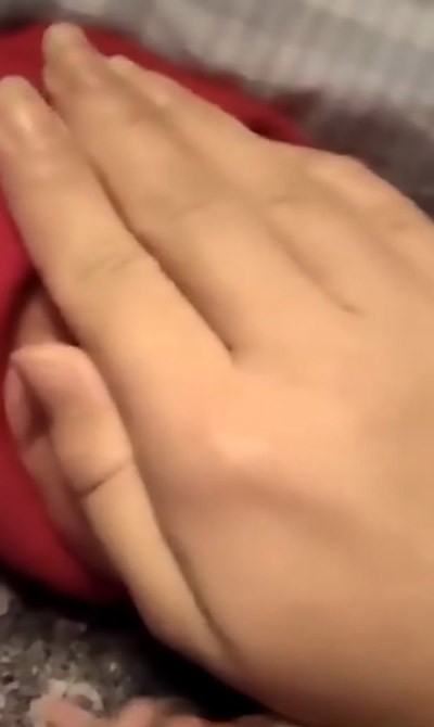Bà mẹ Trung Quốc lấy tay che mặt con gái để bé nín khóc trong khi quay video. Ảnh: AsiaWire.