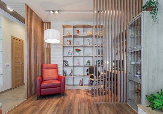 Vách ngăn phòng bằng gỗ giúp bạn tạo ra một thư viện nhỏ hoặc phòng khách trong một gác xép mở.