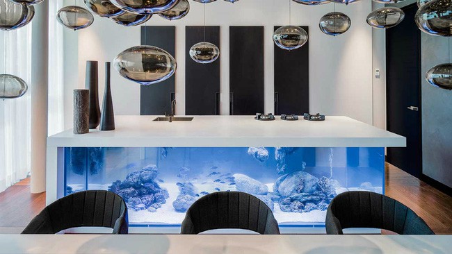 12. Trên là bàn ăn, dưới lại là đại dương xanh thẳm, ý tưởng thiết kế này quả là độc đáo và có 1-0-2.