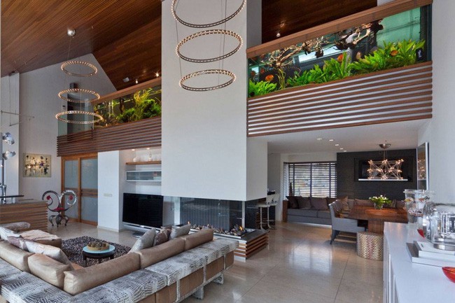 14. Thay vì sử dụng những thiết kế lan can nhàm chán thì bạn nghĩ sao về những chú bạch tuộc và thế giới đại dương bơi lội ở cầu thang nhà mình.