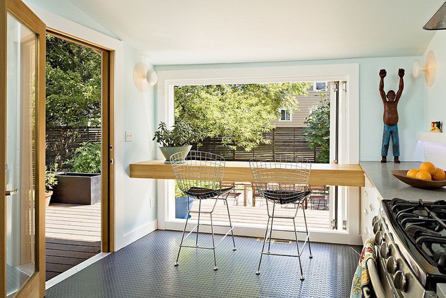 Biến quầy bar ăn sáng trong nhà bếp nhỏ thành bàn cho hai người.