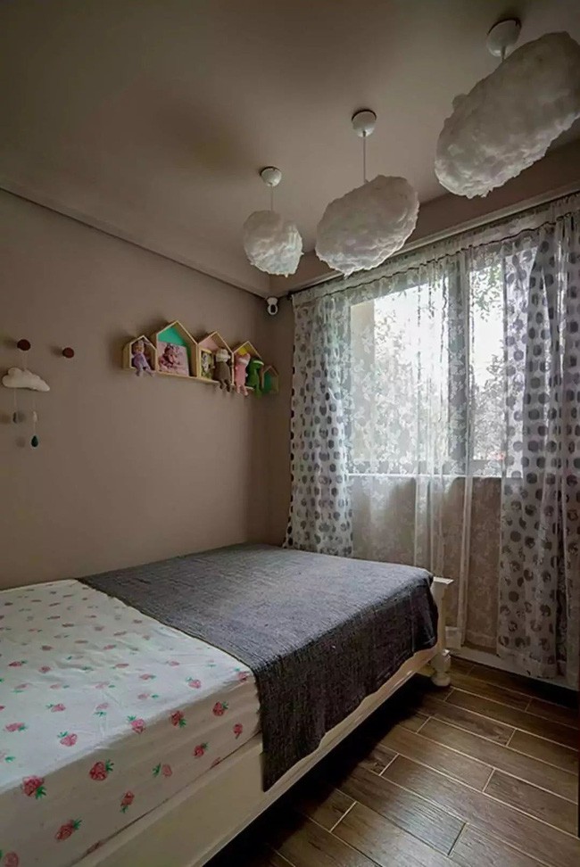 Căn phòng được vợ chồng chị Yao Yao thiết kế, decor vô cùng đáng yêu với màu sắc đơn giản, nhẹ nhàng nhất, là món quà của họ dành cho đứa con nhỏ của mình.