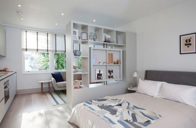 Một tủ sách lưu trữ là bức tường duy nhất trong ngôi nhà nhỏ này. Nó giúp phân cách để tách khu vực sinh hoạt chung và phòng ngủ.