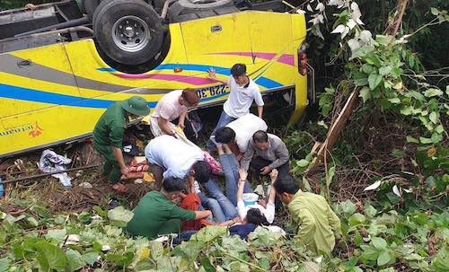 Các nạn nhân được đưa lên khỏi vực và cấp cứu tại Đà Nẵng. Ảnh: Ngọc Rạng