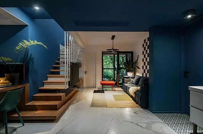 Không gian đẹp như mơ với sàn gạch giả đá, đủ để những sắc màu đậm đà nhất được nổi bật một cách nghệ thuật.