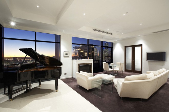 Không chỉ nội thất hiện đại, sự xuất hiện của cây đàn piano màu đen – đối lập với gam màu chủ đạo của căn phòng càng làm tăng thêm vẻ đẹp đẳng cấp của căn phòng khách.