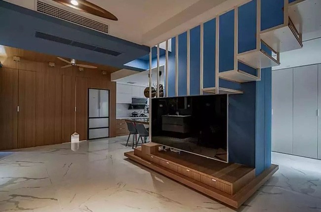 Góc đặt kệ ti vi đơn giản và hài hòa với những hình khối, sắc màu xung quanh.