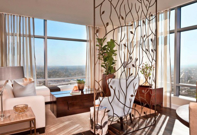 Một bảng kim loại với lá và dây leo không chỉ giúp phân chia không gian, mà còn tạo ra những bóng râm đẹp mắt trên sàn nhà khi mặt trời chiếu vào.