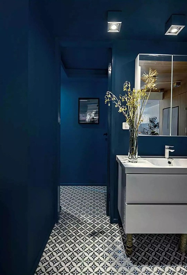 Góc phòng tắm gọn gàng, hiện đại, tiện nghi và đặc biệt thu hút ánh nhìn nhờ họa tiết cá tính từ sàn.