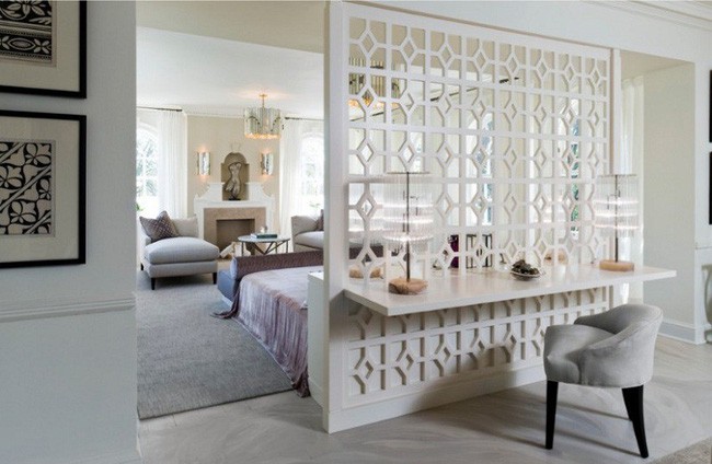 Việc lắp đặt thông minh một bức tường đồ họa đóng vai trò là vách ngăn cho đầu giường ở một bên và bàn ăn ở phía bên kia.