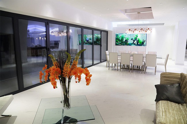 9. Nếu trong bữa cơm mà có một bể cá trang trí ngay bên cạnh cũng sẽ là một ý tưởng hay ho.