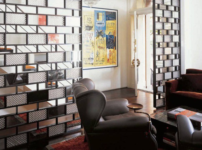 Tâm điểm của không gian gác xép công nghiệp này chính là một vách ngăn phòng được làm bằng kính và sắt.