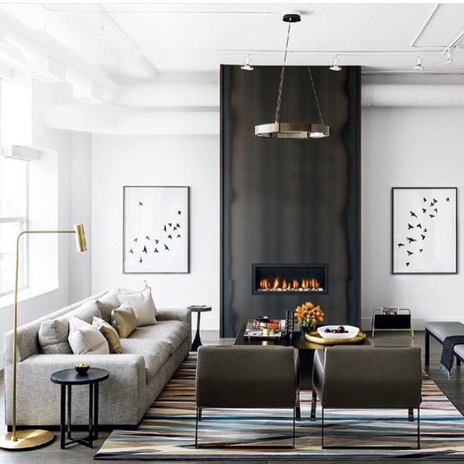 Bên cạnh việc lựa chọn những món phụ kiện độc đáo thì việc tạo ra những mảng đối lập như căn phòng này cũng là cách tạo ấn tượng cho phòng khách gia đình.