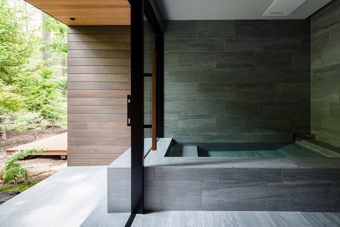 Ngược lại, khu vực phòng ngủ và phòng tắm lại được xếp xoay về hướng Tây, nơi ánh sáng dịu nhẹ và có rừng cây rậm rạp, để đảm bảo cho sự riêng tư cần thiết.