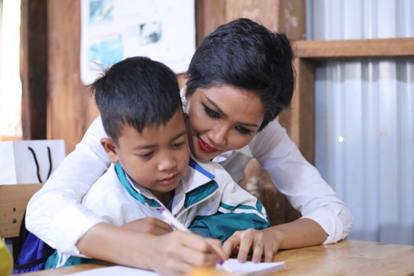 
Hhen Ni&ecirc; c&ograve;n dạy học cho c&aacute;c em b&eacute; khi trở về thăm trường cũ. Ảnh: Bill
