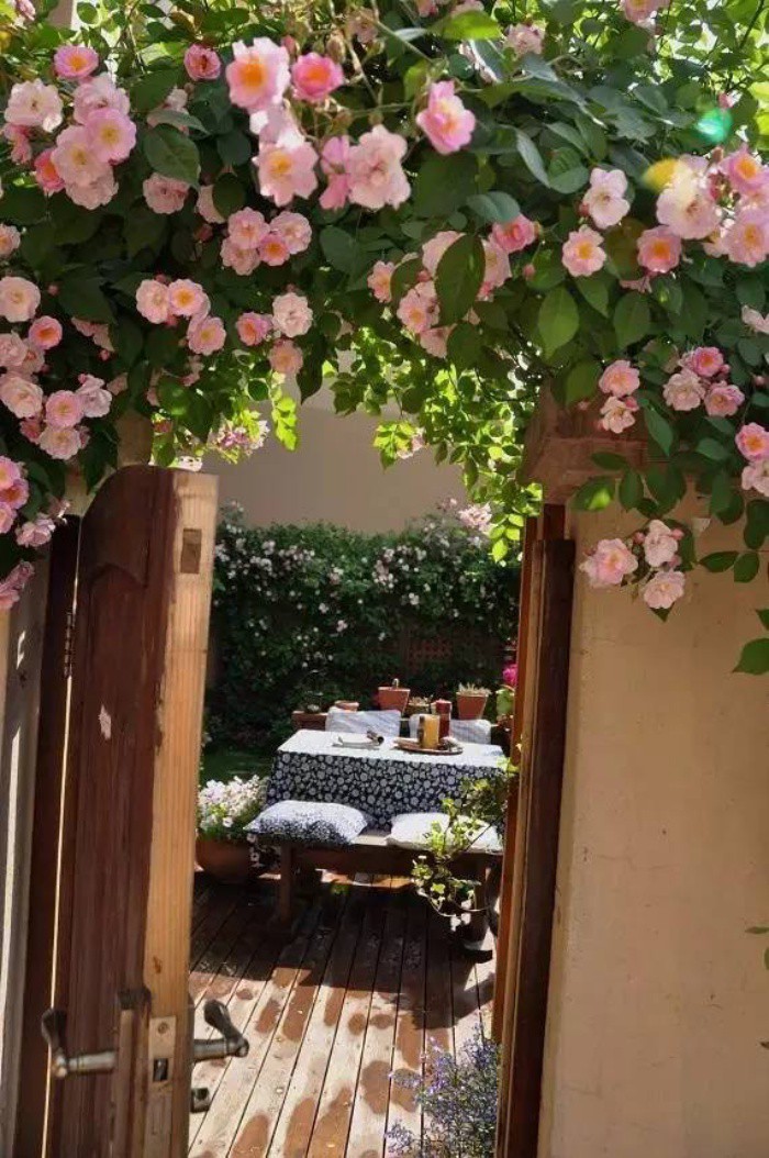 Cổng vào nhà với vòm hoa đẹp như chuyện cổ tích.