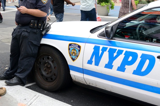 NYPD – sở Cảnh sát Thành phố New York vừa phải giải quyết rắc rối tình cảm dính líu không chỉ 1 mà đến 4 nhân viên trong sở.