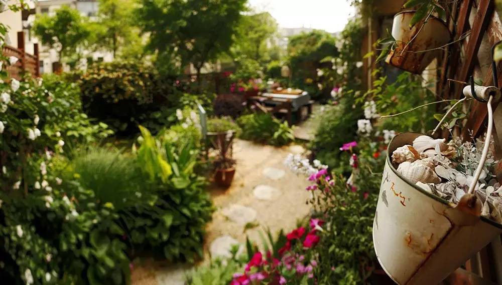 Góc vườn đẹp như mơ từ những vật dụng trang trí nhỏ xinh.