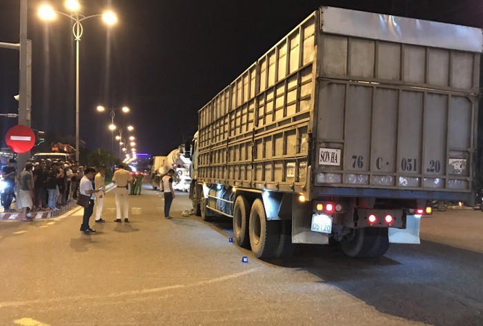 Quay đầu xe máy, người đàn ông bị xe tải cán chết ở Đà Nẵng - Ảnh 2. Quay đầu xe máy, người đàn ông bị xe tải cán chết ở Đà Nẵng - Ảnh 2.