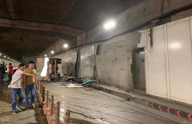 TP.HCM: Xe tải tông xe khách rồi lật ngang trong hầm Thủ Thiêm, hàng chục người hoảng loạn kêu cứu - Ảnh 2. TP.HCM: Xe tải tông xe khách rồi lật ngang trong hầm Thủ Thiêm, hàng chục người hoảng loạn kêu cứu - Ảnh 2.