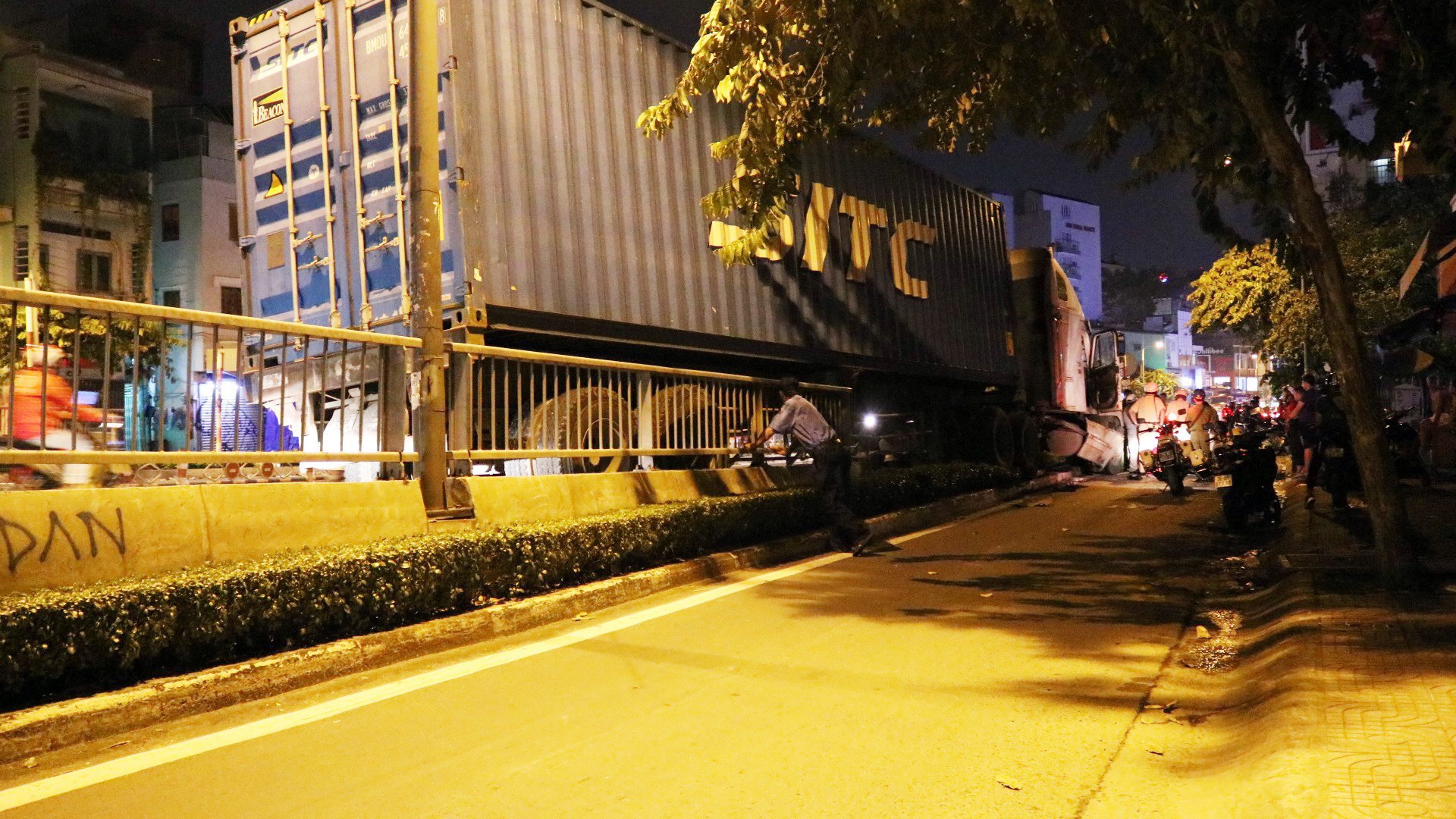 Người dân gào thét mất thắng khi xe container đổ dốc cầu ở Sài Gòn, cô gái 20 tuổi và 2 người khác bị thương nặng - Ảnh 1. Người dân gào thét mất thắng khi xe container đổ dốc cầu ở Sài Gòn, cô gái 20 tuổi và 2 người khác bị thương nặng - Ảnh 1.