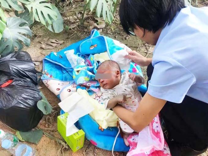 Bé sơ sinh bị bỏ rơi ở đường cao tốc - Ảnh 1. Bé sơ sinh bị bỏ rơi ở đường cao tốc - Ảnh 1.