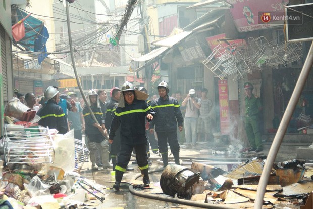 Hà Nội: Cháy lớn tại cửa hàng chăn ga gối đệm, người dân hoảng sợ tháo chạy - Ảnh 11.