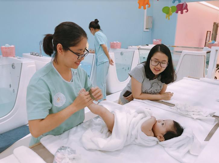 Quy trình bơi cho trẻ dưới 2 tuổi như thế nào là chuẩn và an toàn? - Ảnh 4. Quy trình bơi cho trẻ dưới 2 tuổi như thế nào là chuẩn và an toàn? - Ảnh 4.