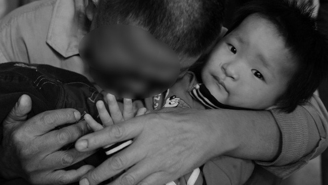 Ngồi cạnh hai bố con trên xe buýt, bà lão nghe đứa trẻ nói lên 3 từ này liền kinh hãi nhận ra sự thật đằng sau - Ảnh 2. Ngồi cạnh hai bố con trên xe buýt, bà lão nghe đứa trẻ nói lên 3 từ này liền kinh hãi nhận ra sự thật đằng sau - Ảnh 2.