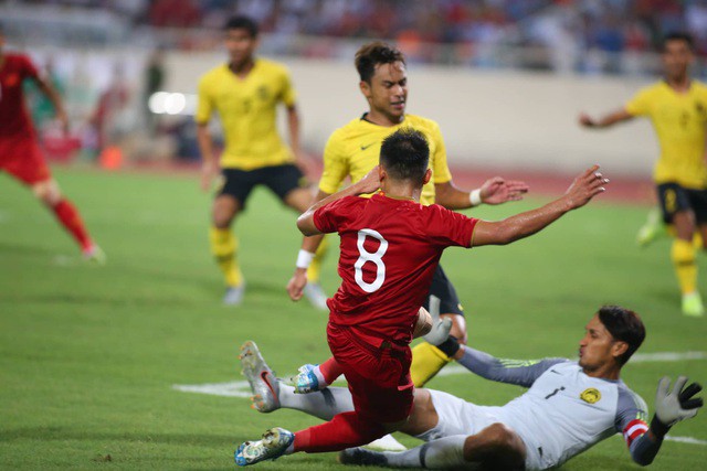 Việt Nam 1-0 Malaysia: Quang Hải ghi bàn đẳng cấp - Ảnh 4.