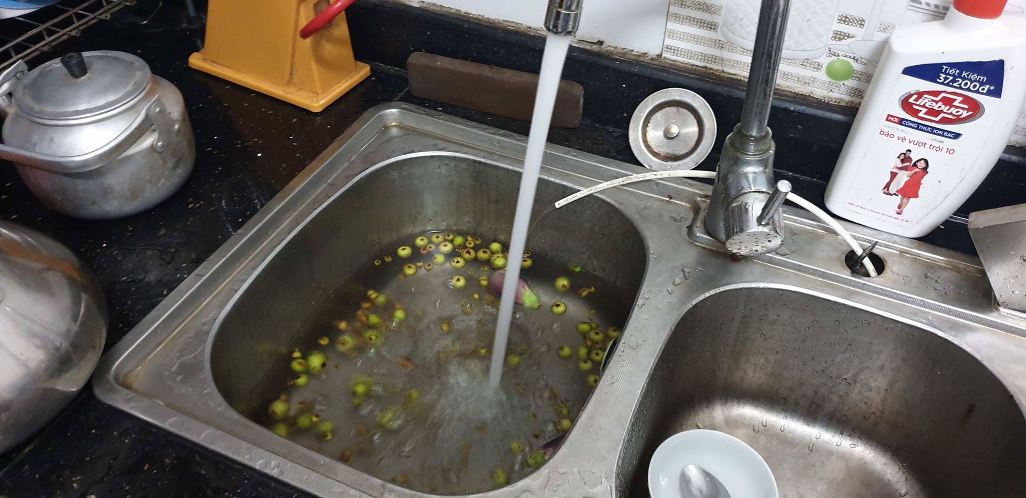 Hà Nội: Nước có mùi khét cháy điện ngày càng nồng nặc, đơn vị cung cấp nước nói gì? - Ảnh 4. Hà Nội: Nước có mùi khét cháy điện ngày càng nồng nặc, đơn vị cung cấp nước nói gì? - Ảnh 4.