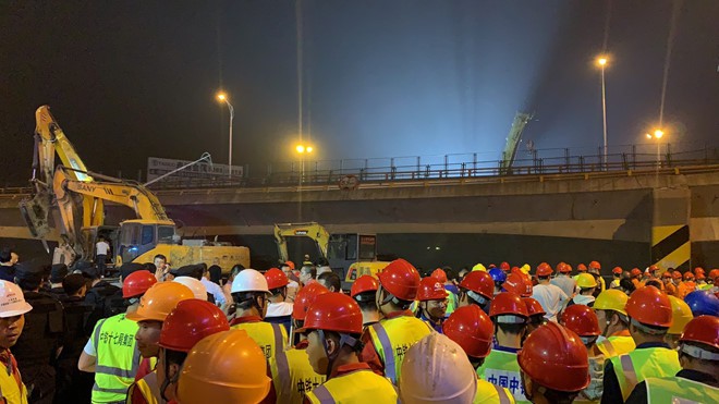 Sập cầu vượt cao tốc ở Trung Quốc, nhiều ôtô bị đè bẹp - Ảnh 2. Sập cầu vượt cao tốc ở Trung Quốc, nhiều ôtô bị đè bẹp - Ảnh 2.