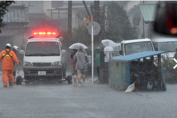 Hình ảnh tang thương của Nhật Bản khi siêu bão châu Á - siêu bão mạnh nhất thế kỷ chưa vào đất liền nhưng đã ảnh hưởng nặng nề - Ảnh 9.