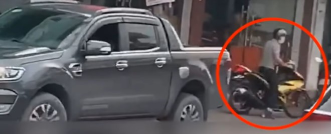 Người đàn ông kể phút lái ôtô đâm thẳng vào tên cướp tiệm vàng - Ảnh 1. Người đàn ông kể phút lái ôtô đâm thẳng vào tên cướp tiệm vàng - Ảnh 1.
